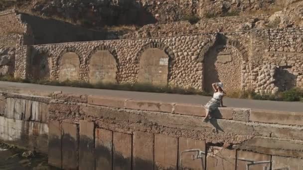 Parapetin üzerinde bir kadının havadan görünümü — Stok video