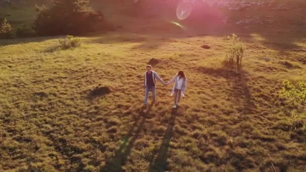 Paar lopen op aard bij zonsondergang — Stockvideo