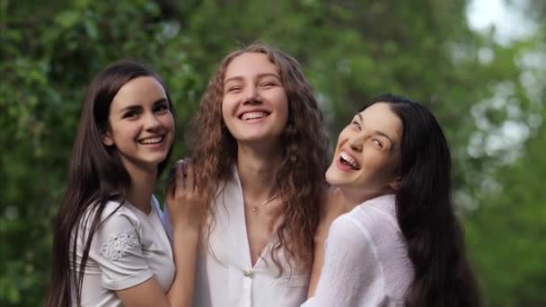 Glada väninnor skrattar — Stockvideo