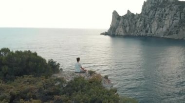 Kadın doğa üzerinde meditasyon