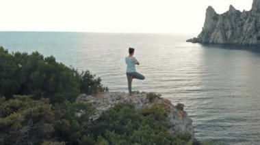 Yoga yapan bir kadın.