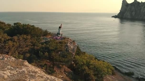 Yoga bij zonsondergang luchtfoto — Stockvideo