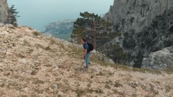 Homem caminhando e tirando fotos da natureza — Vídeo de Stock