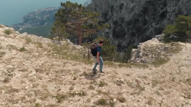 Человек путешествует в горах — стоковое видео