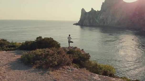 Kadın yapmak yoga gün batımında — Stok video