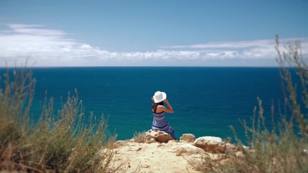 Femme profite de ses vacances à la plage tropicale — Video