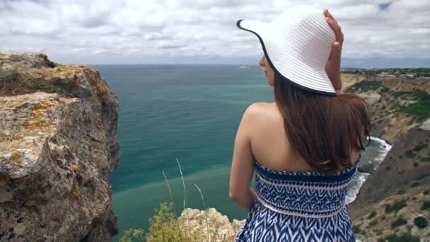 Mujer disfrutando de sus vacaciones — Vídeo de stock