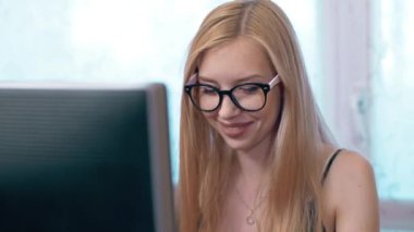 Bilgisayarda çalışan kadın tasarımcı