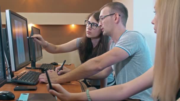 Graphistes coworking à leur bureau au bureau 