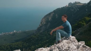 Gezgin ısmarlayarak izlerken