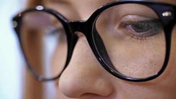 Mujer en gafas trabajando en computadora — Vídeos de Stock