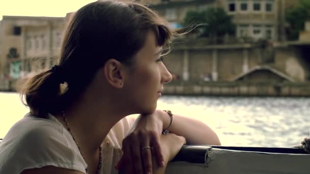 Mujer flotando en el barco — Vídeo de stock