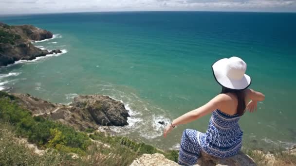 Mujer disfrutando de sus vacaciones — Vídeo de stock