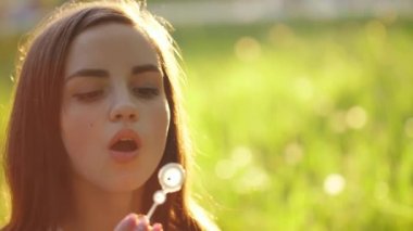 Bir karahindiba üfle Yong kadın