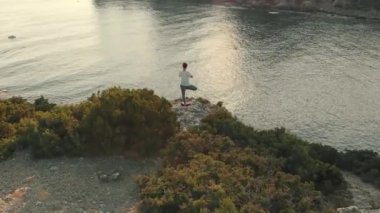 Kadın ne yoga gün batımı havadan görünümü