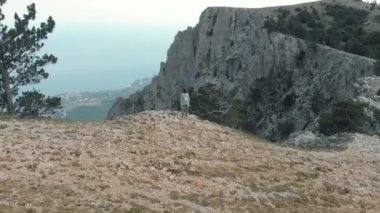 Kadın dağlar elinde yükseltir