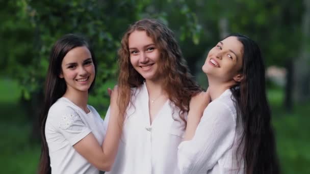 Девушки смеются над природой — стоковое видео
