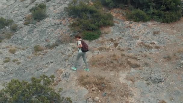 Mulher caminhadas com mochila — Vídeo de Stock