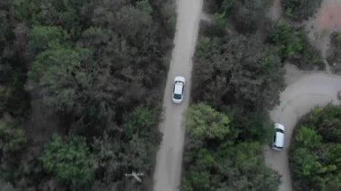 Dağ yolda hareketli araba