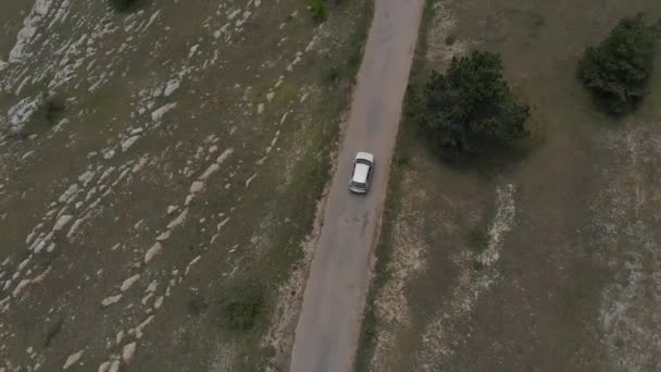 Αυτοκίνητο κινείται σε δρόμο με καμπύλες — Αρχείο Βίντεο