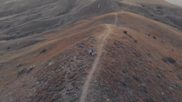 El hombre descansando en los montes — Vídeo de stock