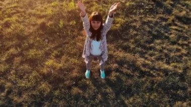 Mutlu kadın kolları ile ararken genişletilmiş