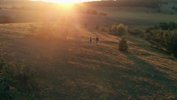 Caminhadas de casal ao pôr-do-sol — Vídeo de Stock