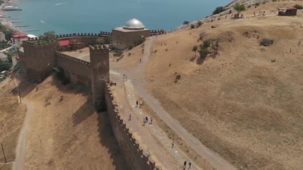 Muralla de la fortaleza en Sudak — Vídeo de stock