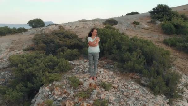 Mujer en el borde del acantilado — Vídeos de Stock