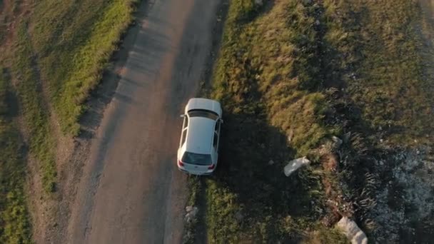 Luchtfoto van een kapotte auto op landweg — Stockvideo