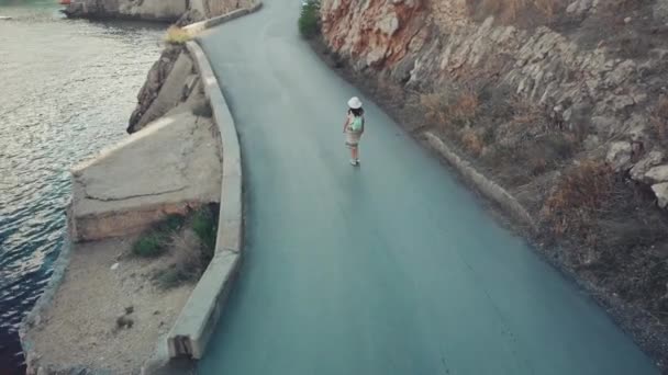 Mujer caminando en el camino — Vídeos de Stock