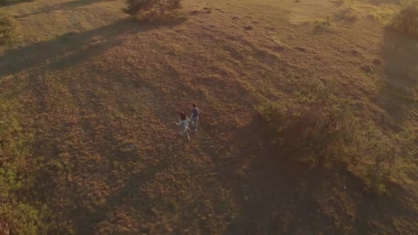 Couple courant au coucher du soleil — Video