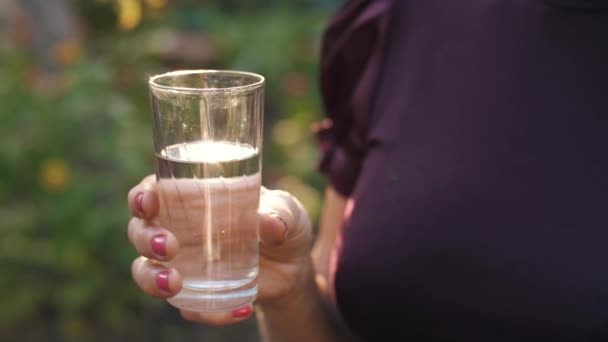 Vaso de agua en la mano de las mujeres — Vídeos de Stock