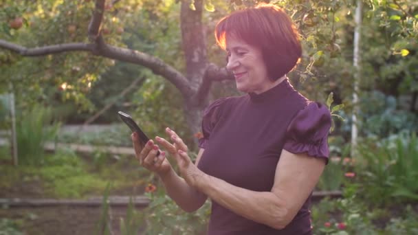 Mujer de mediana edad utilizando el teléfono celular — Vídeos de Stock