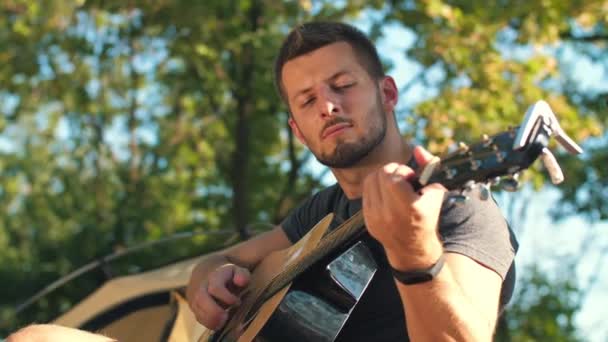 Man play guitar at forest — Stock Video