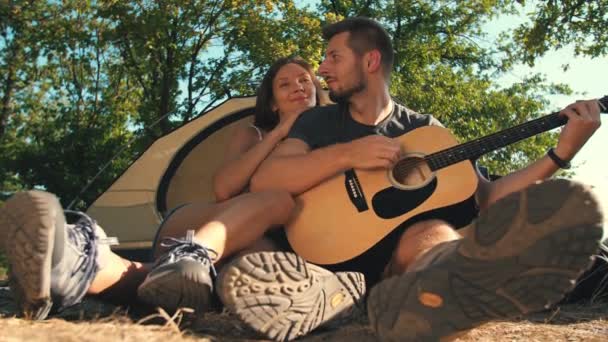 Pareja con guitarra en la naturaleza — Vídeos de Stock