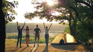 eller yükselterek insanlar