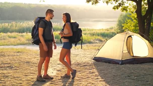 Pareja con mochila en la naturaleza — Vídeos de Stock