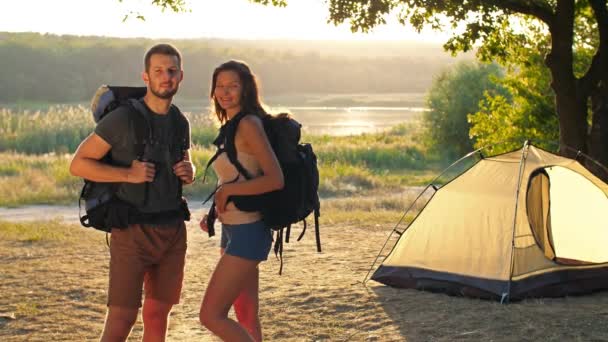 Couple voyageant avec des sacs à dos — Video