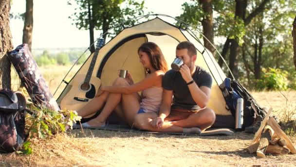 Couple drinking tea at campsite tent — Stock Video