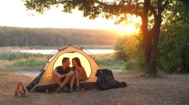 Çift Doğa üzerinde bir çadırda