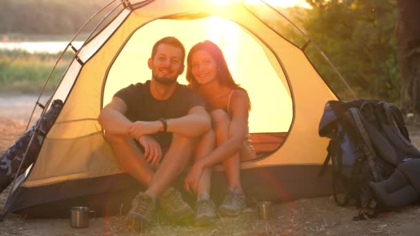 Casal sorridente em uma tenda — Vídeo de Stock