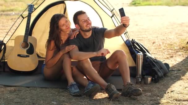 Paar reizigers maken een selfie — Stockvideo
