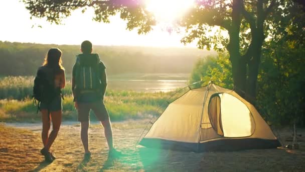 Jeune couple voyageant avec des sacs à dos — Video