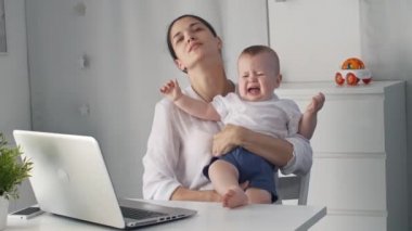 Yorgun annesi ile ağlayan bebek