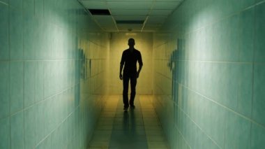 Koridorda yürüyen bir adam