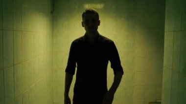 Adamın biri bir tünel girer