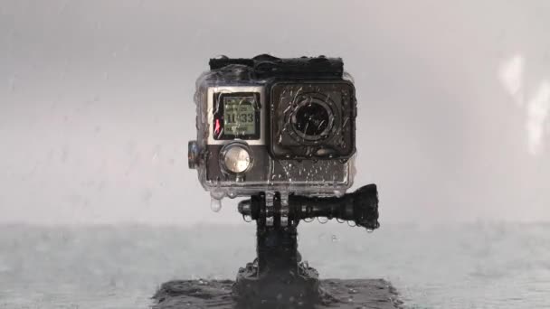 L'acqua si sta riversando sulla action camera — Video Stock