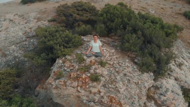 Женщина медитирует на природе — стоковое видео