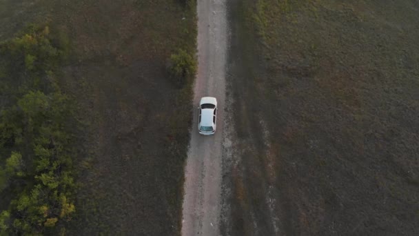 Tiro aéreo de coche moviéndose en el camino — Vídeo de stock